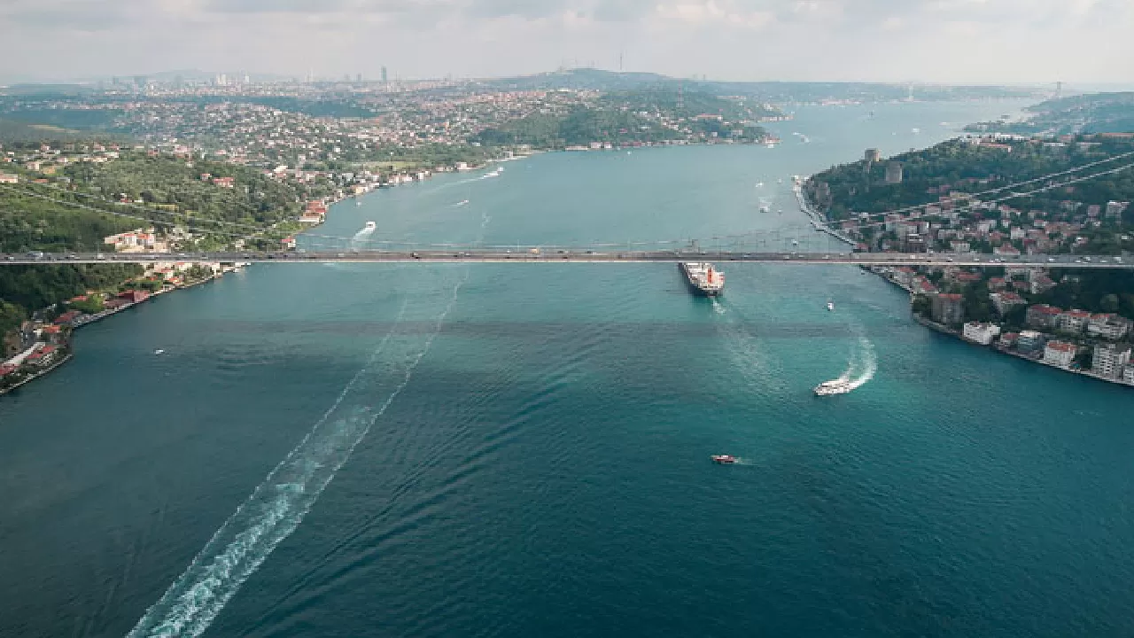 İstanbul Boğazı'nda Gemi Trafiği Çift Yönlü Askıya Alındı