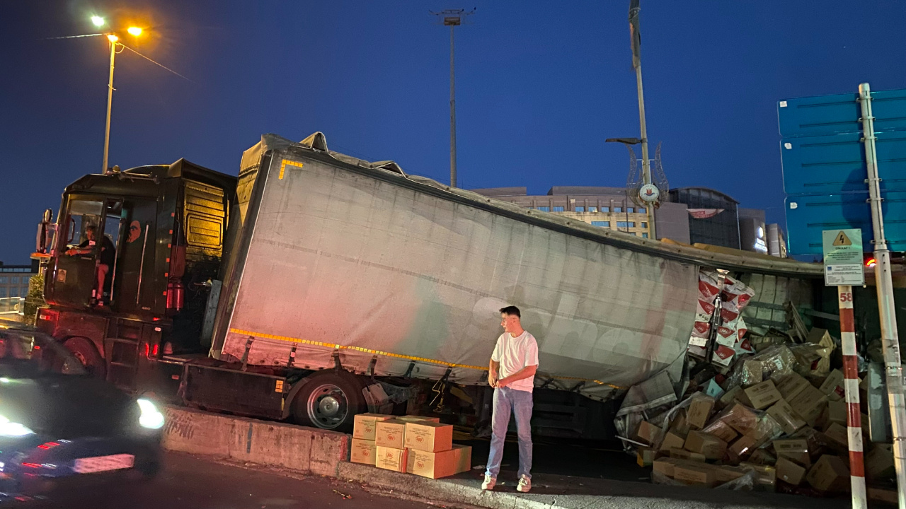 Kağıthane'de Virajı Alamayan TIR Kaza Yaptı: Yolda Tonlarca Gıda Dağıldı